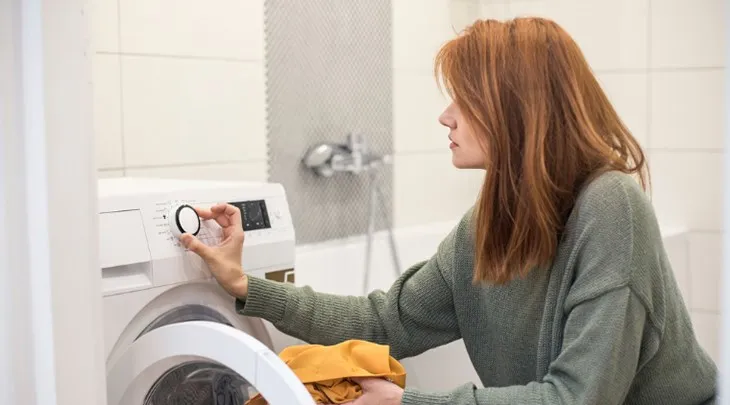 Chọn chế độ Delicate trên bảng điều khiển máy giặt bằng cách xoay núm hoặc nhấn nút