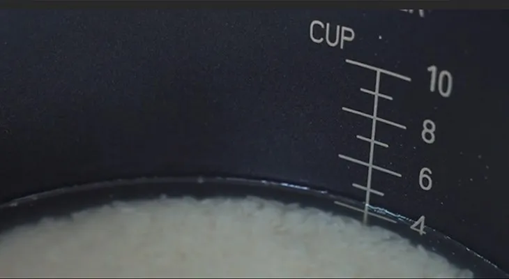 Đo lường lượng gạo và nước chính xác theo vạch chia trong lòng nồi Panasonic