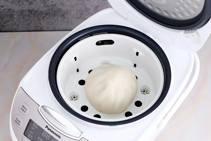 Lau khô đáy lòng nồi trước khi đặt vào vỏ nồi cơm điện Panasonic