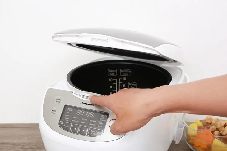 Hạn chế mở nắp nồi cơm điện Panasonic khi đang trong quá trình nấu để tránh mất nhiệt