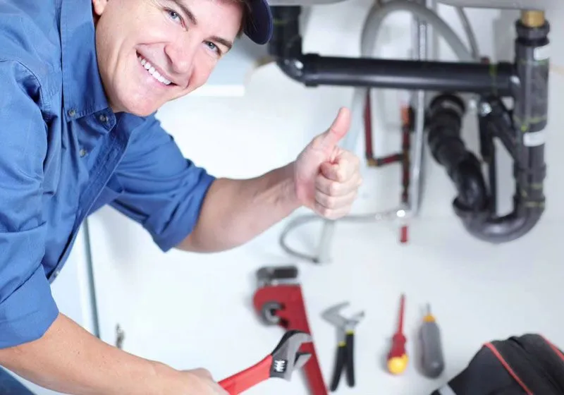 Chuẩn bị dụng cụ kỹ thuật để tháo vỏ bình nóng lạnh Ariston