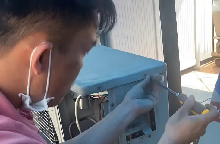 Tháo vỏ dàn nóng để tiếp cận khu vực máy nén bên trong