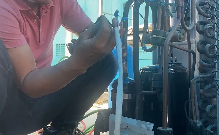 Tháo 3 đầu dây điện kết nối trực tiếp trên đầu block