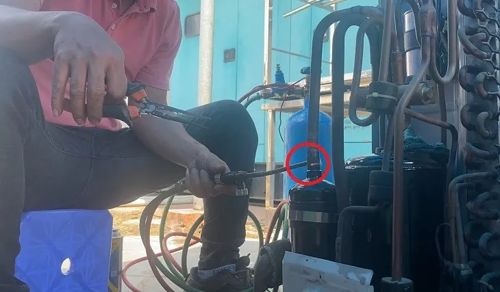 Sử dụng máy khò hoặc bộ hàn hơi để tách mối hàn ống đồng