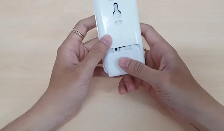 Đóng nắp trượt bảo vệ bàn phím remote Toshiba sau khi hoàn tất