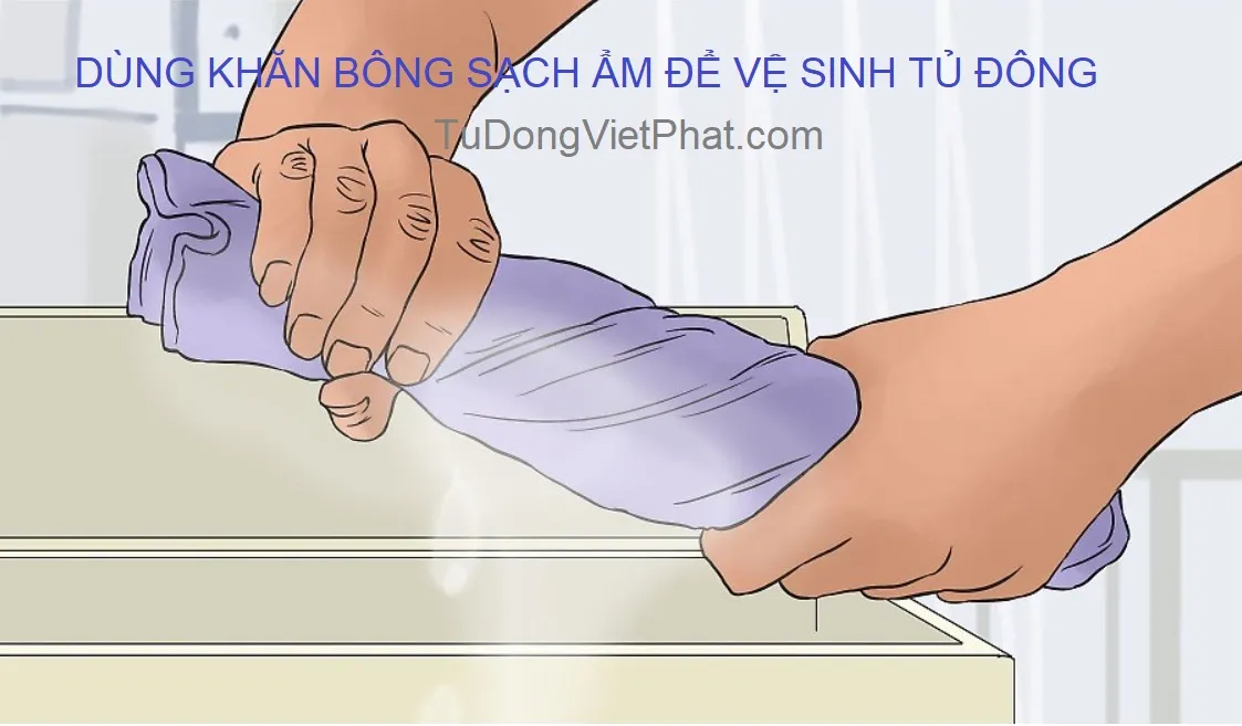 Sử dụng khăn mềm sạch để vệ sinh bề mặt bên trong tủ đông Hòa Phát