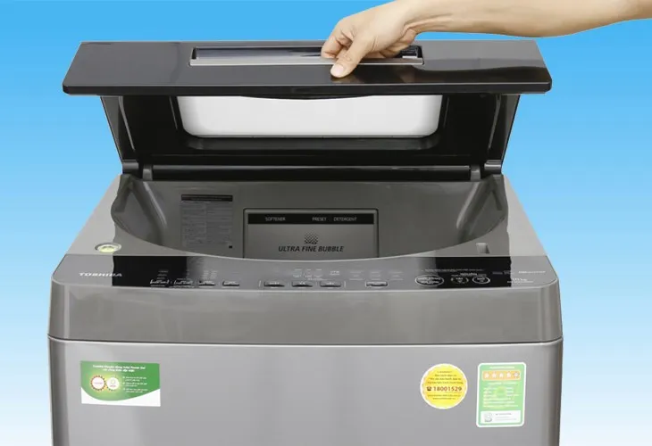 Mở nắp máy giặt và cho quần áo ẩm vào bên trong lồng giặt