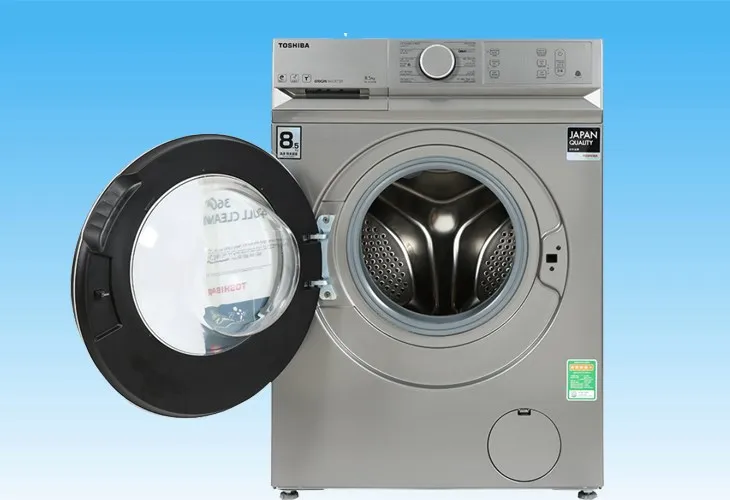 Cho quần áo vào lồng giặt