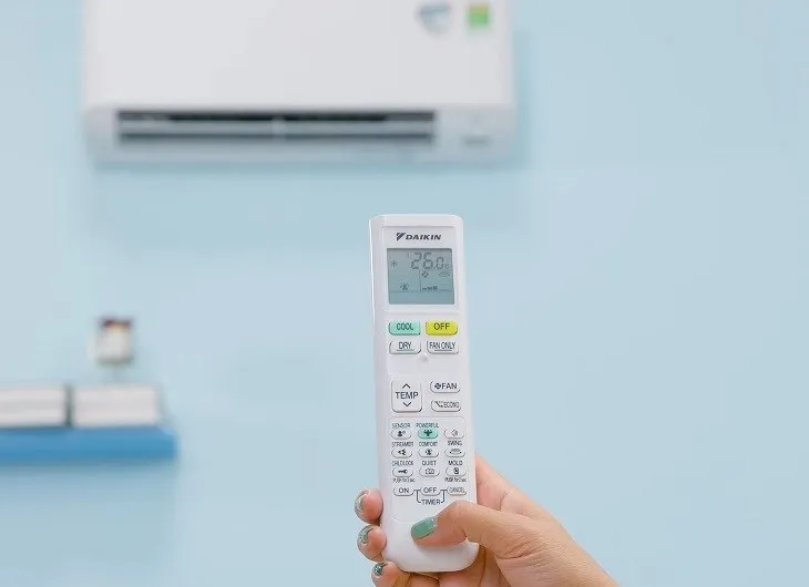 Sử dụng các nút chức năng trên điều khiển của điều hòa Daikin Inverter 1.5 HP FTKY35WMVMV như trên để chọn được chế độ làm lạnh phù hợp