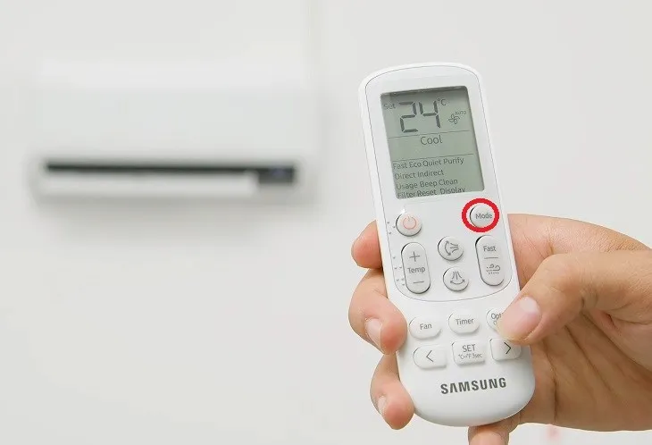 Nhấn MODE trên điều khiển điều hòa Samsung Inverter 1.5 HP AR13CYHAAWKNSV để chọn chế độ làm lạnh phù hợp
