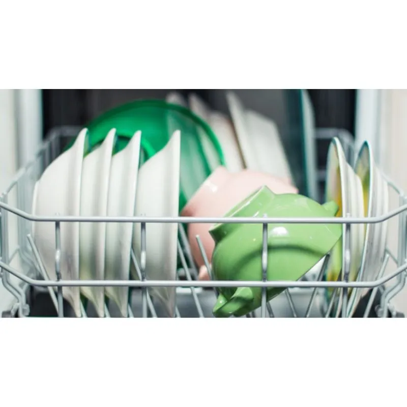 Sắp xếp bát đĩa vào các khay đựng một cách gọn gàng, không chồng chéo