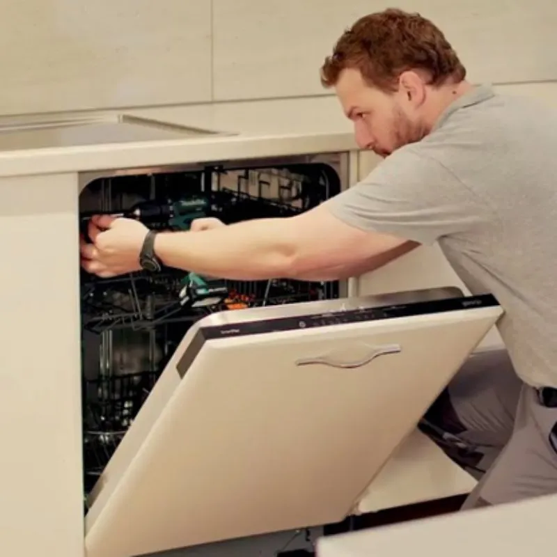 Đặt máy rửa bát vào vị trí đã chuẩn bị sẵn