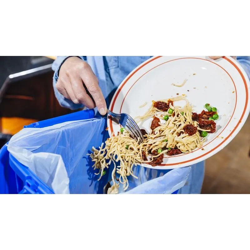 Loại bỏ thức ăn thừa trên bát đĩa trước khi cho vào máy rửa bát