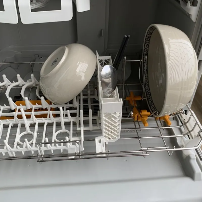 Xếp bát đĩa vào khoang rửa đảm bảo không chồng chéo