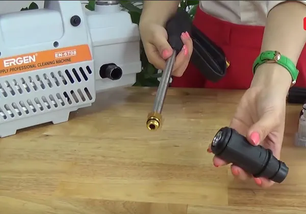 Kết nối đầu phun linh hoạt cho máy áp lực Ergen 6708 giúp chỉnh tia nước tùy ý