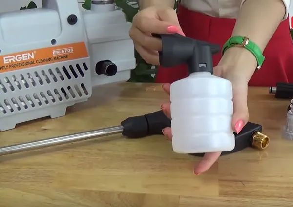 Gắn bình phun bọt tuyết chuyên dùng cho dòng máy Ergen để tạo bọt mịn