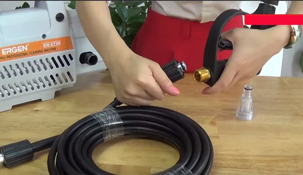 Cách nối dây phun áp lực vào báng súng chắc chắn nhất để tránh rò rỉ