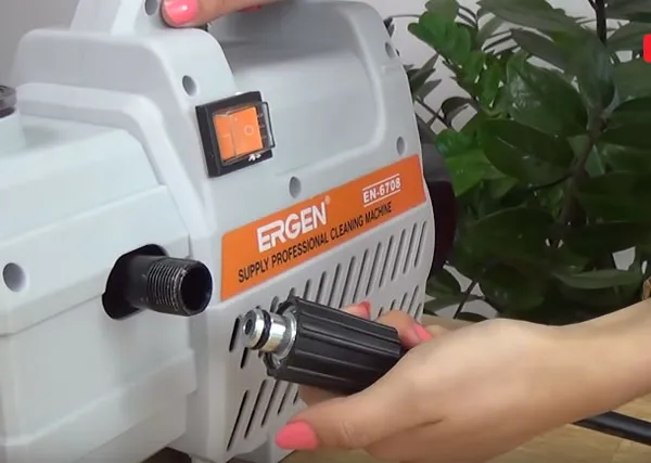 Lắp đầu dây cao áp vào cổng xả nước của máy rửa xe Ergen 6708