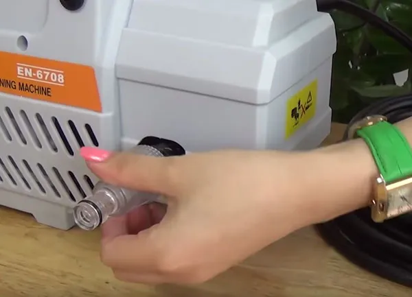 Lắp cút nối nhanh và lọc nước vào đường cấp nước vào của máy