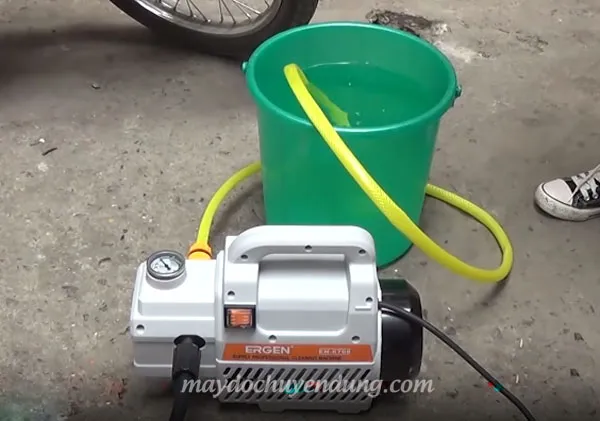 Thả dây hút nước vào xô hoặc kết nối trực tiếp vòi nước gia đình rất linh hoạt