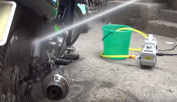 Khả năng phun xịt mạnh mẽ của máy rửa xe Ergen EN 6708 thực tế tại sân vườn