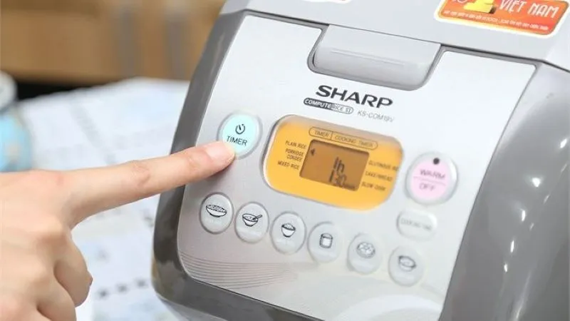 Thao tác cài đặt thời gian hẹn giờ nấu xôi trên nồi cơm điện tử Sharp