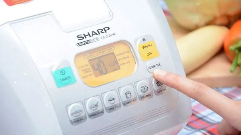 Sử dụng xửng hấp đi kèm để thực hiện cách nấu xôi bằng nồi cơm điện sharp