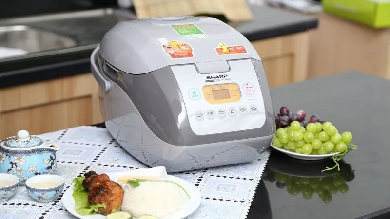 Bảng điều khiển nồi cơm điện tử Sharp với các chế độ chọn thời gian và loại gạo