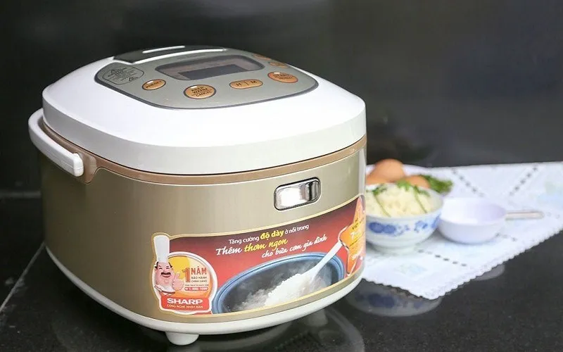 Lòng nồi cơm điện Sharp phủ chống dính cao cấp giúp nấu xôi không bị cháy khét