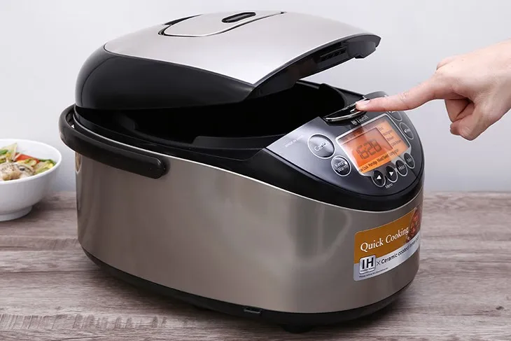 Thao tác lựa chọn menu nấu trên dòng nồi cơm điện cao tần Tiger JKT-D18V cao cấp.