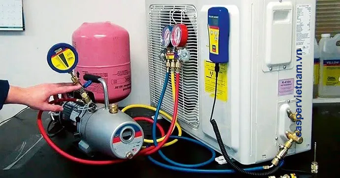 Kỹ thuật viên đang nạp gas cho máy lạnh Casper