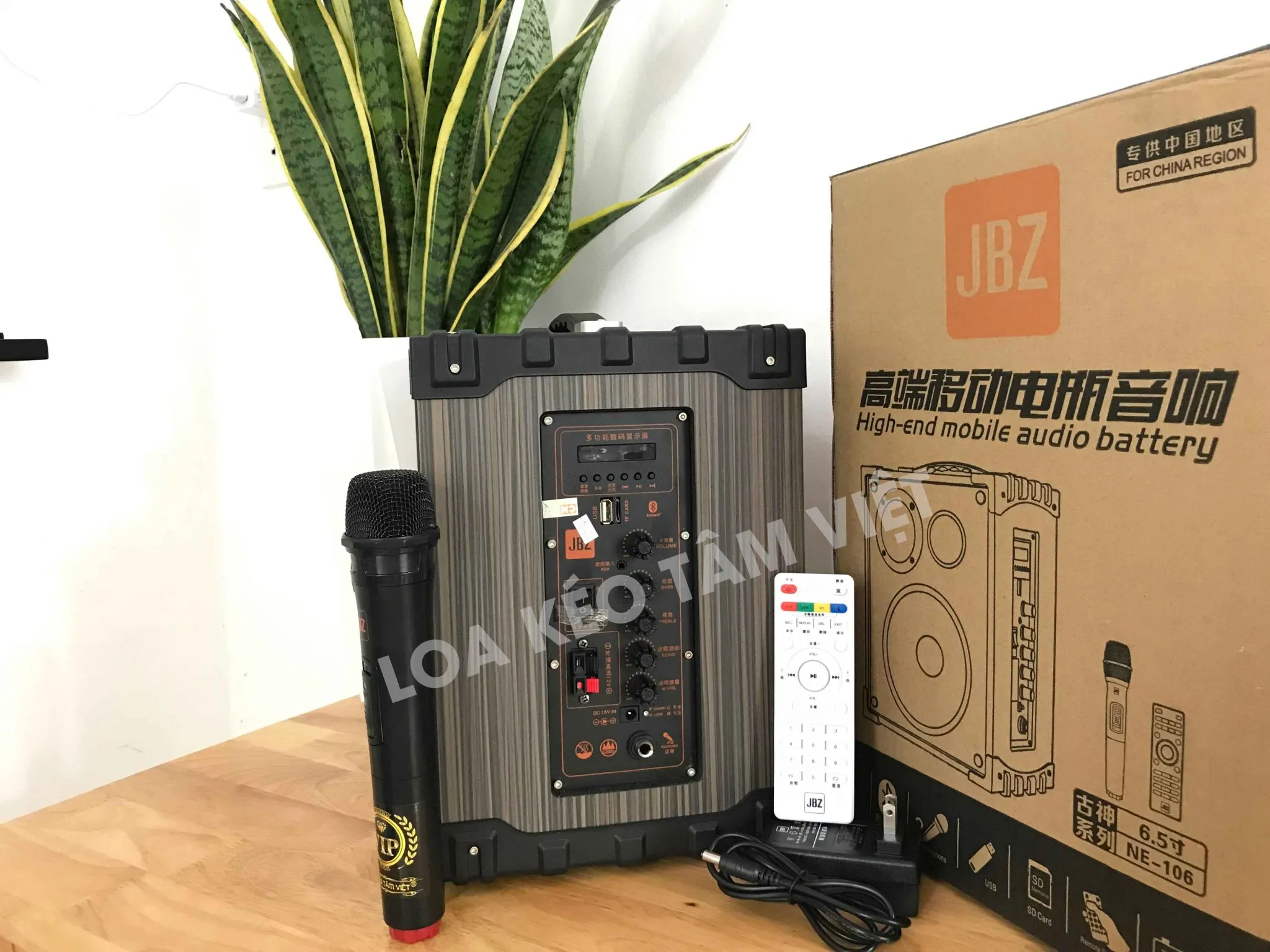 Mặt trước của loa kéo JBZ NE-106 thiết kế vân gỗ sang trọng năm 2026