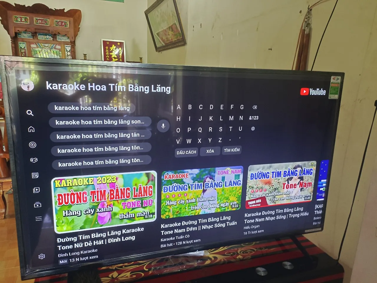 Mẫu tivi Sony KD-55X75K với thiết kế chân đế chữ V úp ngược vững chãi