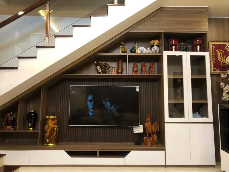 Mẫu tủ tivi dưới cầu thang làm từ gỗ công nghiệp phủ Melamine, bền đẹp và đa dạng màu sắc