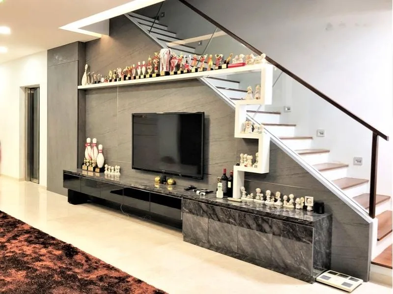 Kệ tivi gầm cầu thang đẹp chất liệu đá Marble tự nhiên, mang đến vẻ đẹp cao cấp, sang trọng