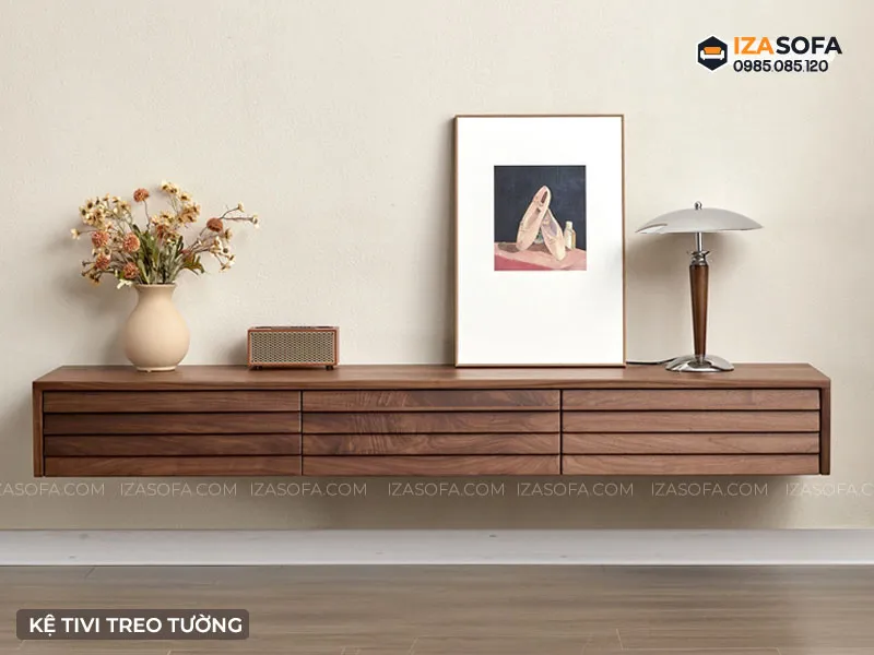 Kệ tivi gỗ tự nhiên màu nâu sẫm tạo điểm nhấn sang trọng cho mảng tường