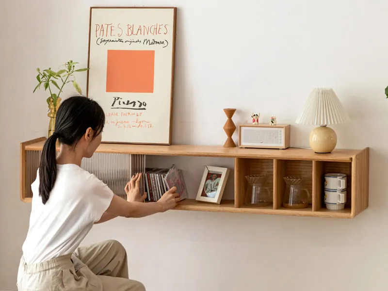 Mẫu kệ tivi treo tường có giá sách giúp gia chủ tận dụng tối đa diện tích tường để trưng bày