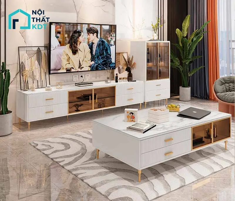 Mẫu kệ tivi trưng bày rượu đồng bộ về màu sắc với bàn trà và sofa phòng khách