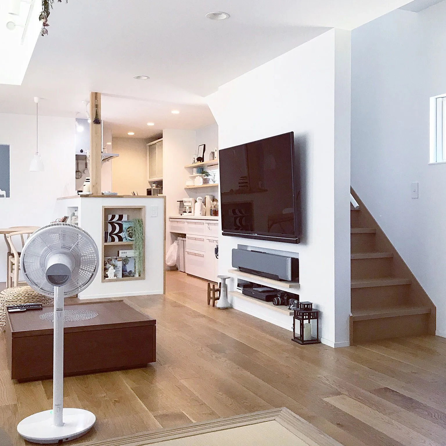 kệ tivi vách ngăn phòng khách