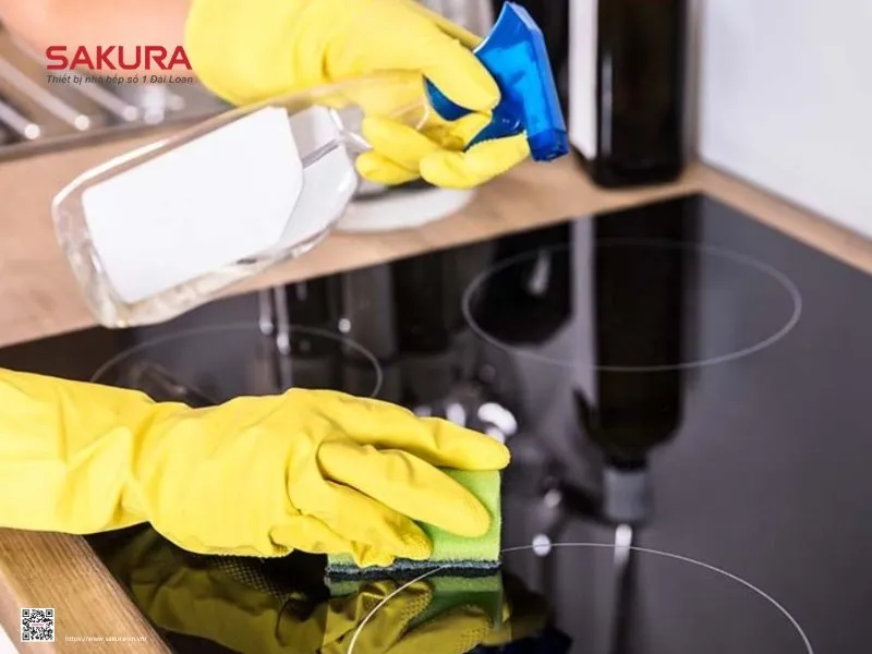 kết hợp sử dụng giấm ăn xịt lên bề mặt bếp