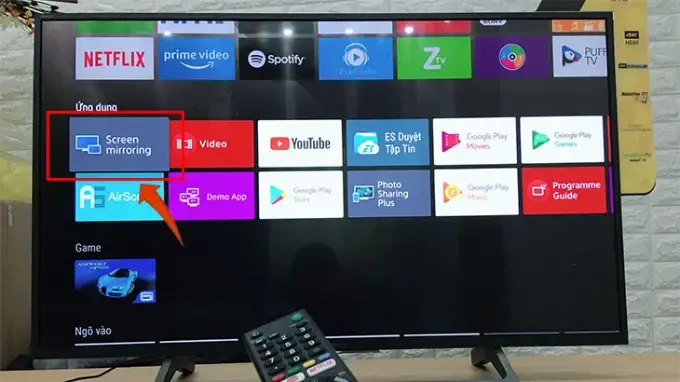 Kích hoạt tính năng Screen Mirroring trên tivi để sẵn sàng nhận tín hiệu