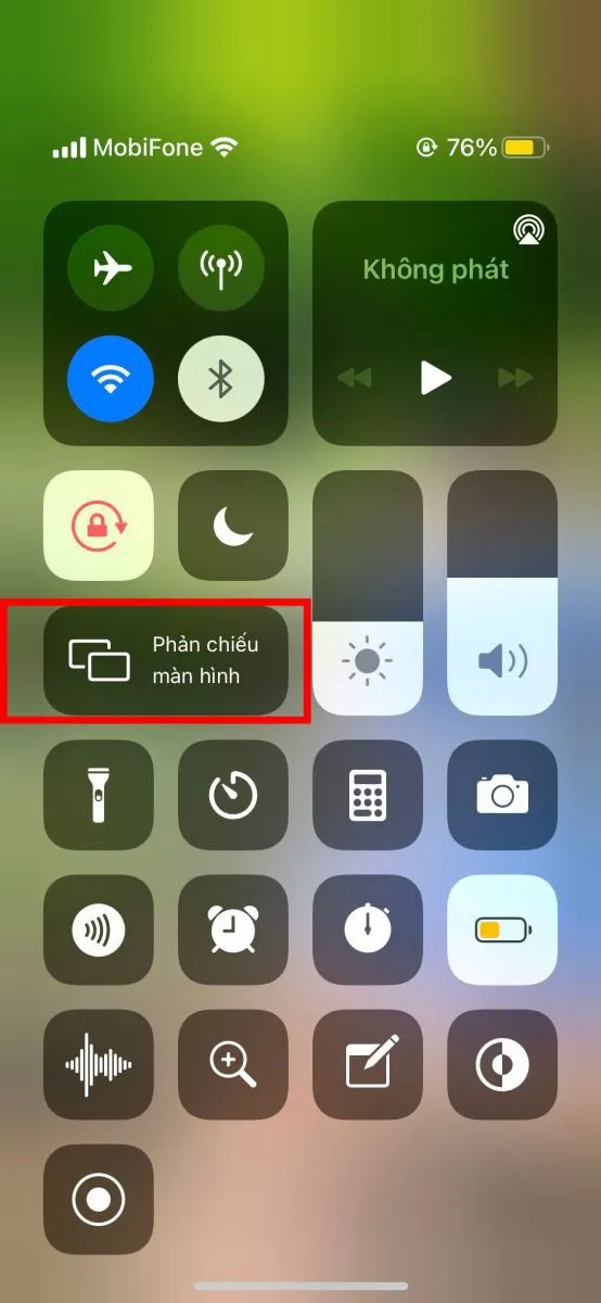 Thực hiện thao tác chọn phản chiếu màn hình iPhone để tìm kiếm tivi Samsung