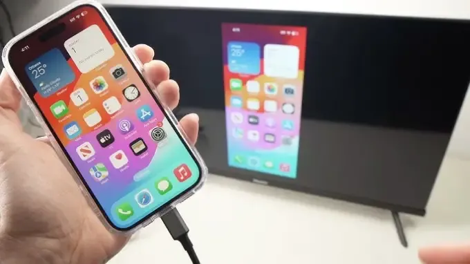 Sử dụng cáp HDMI và bộ chuyển đổi để kết nối iPhone với tivi