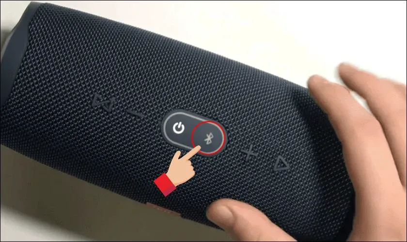 Bật loa và kích hoạt tìm kiếm tín hiệu Bluetooth