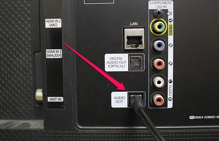 Gắn dây vào cổng xuất âm thanh của tivi