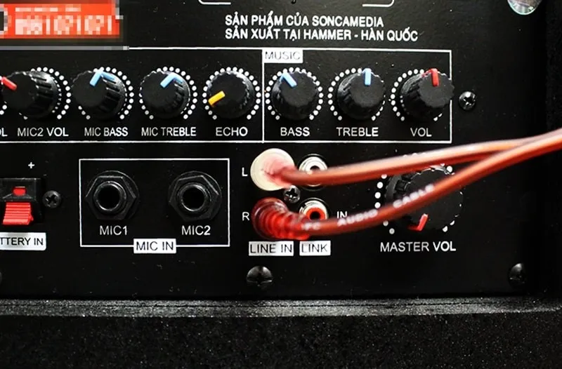 Cắm đầu còn lại vào cổng nhận âm thanh của loa kéo