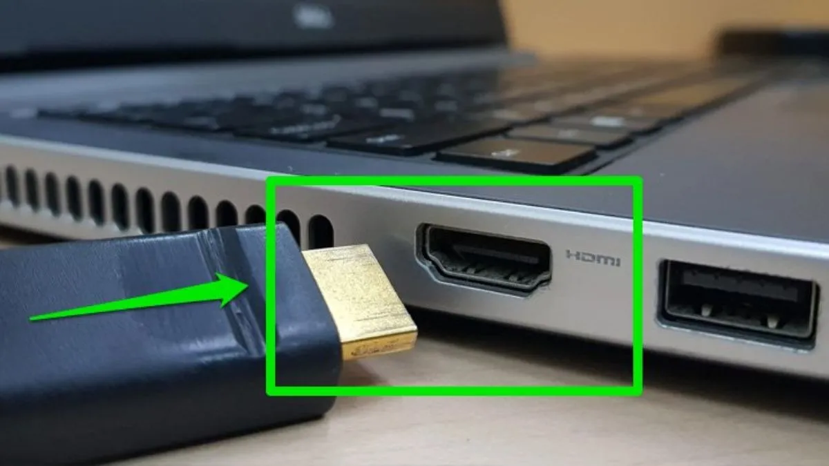 Cắm đầu cáp HDMI vào cổng trên laptop