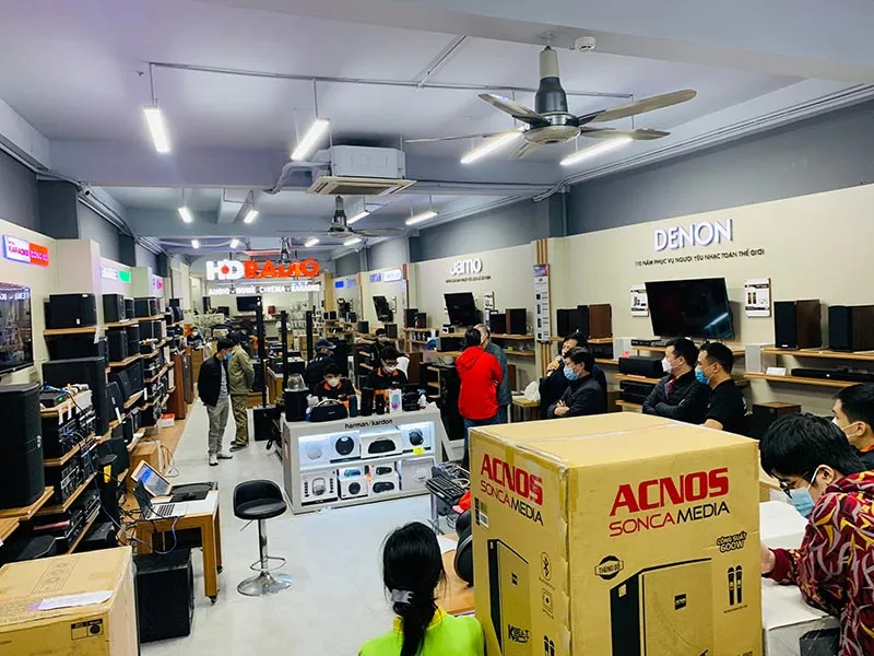Khách hàng mua loa karaoke tại showroom cực đông