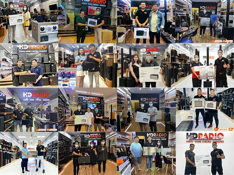 Khách hàng mua loa xách tay tại cửa hàng