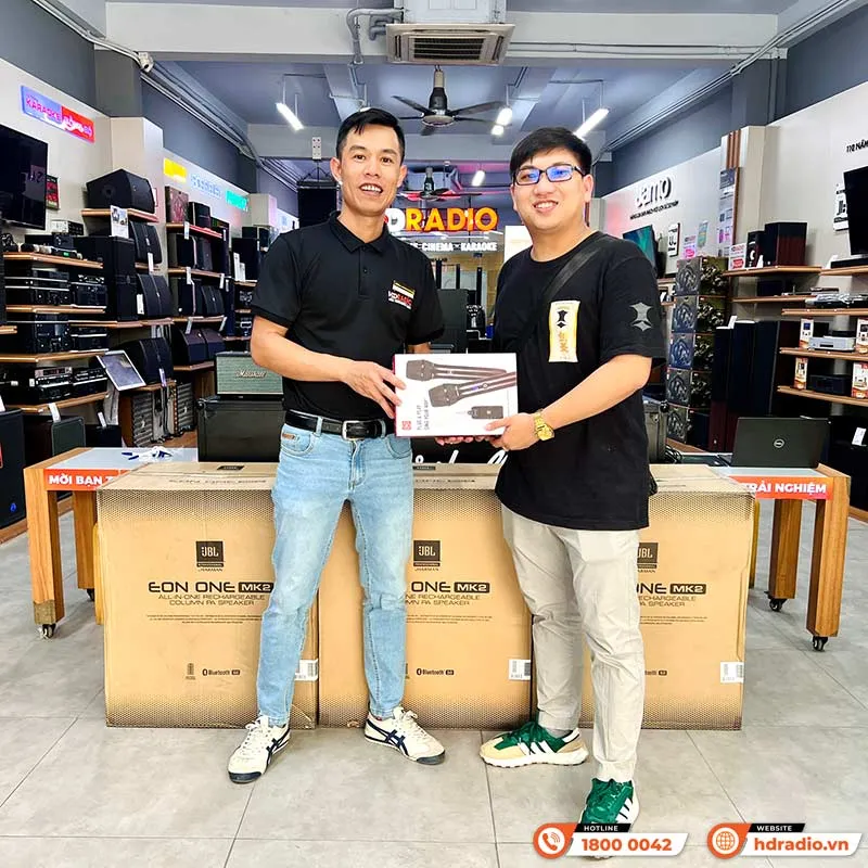 Khách hàng trải nghiệm thực tế bộ micro không dây chính hãng tại showroom